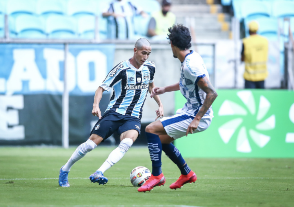 Das sombras aos holofotes: O talento jovem do Grêmio brilha intensamente